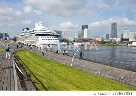 横浜大桟橋に寄港する豪華客船 132698051