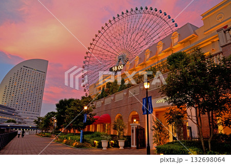 夕焼けに染まるみなとみらいの空 夕焼けに染まるみなとみらいの空 132698064