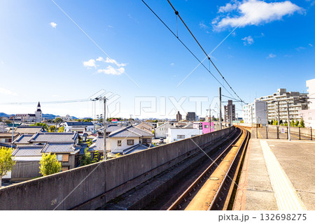 姫路市にある播但線野里駅のプラットホームから姫路方面を見た風景 132698275