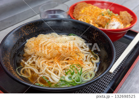 日本の兵庫県姫路市で食べたとても美味しい立ち食いそばとカツ丼 132698525