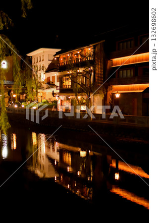 夜の城崎温泉　川沿いに映る灯りの街並み 132698602