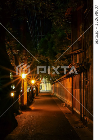 城崎温泉の夜道 街灯が照らす静かな通り 城崎温泉の夜道 街灯が照らす静かな通り 132698607