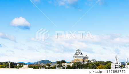 姫路市にあるJR播但線京口駅のプラットホームから見た姫路城 姫路市にあるJR播但線京口駅のプラットホームから見た姫路城 132698771