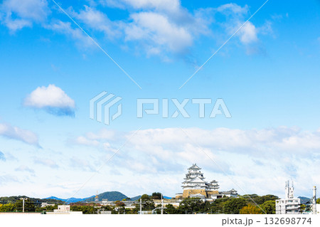 姫路市にあるJR播但線京口駅のプラットホームから見た姫路城 姫路市にあるJR播但線京口駅のプラットホームから見た姫路城 132698774