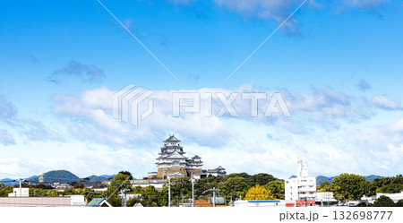 姫路市にあるJR播但線京口駅のプラットホームから見た姫路城 132698777