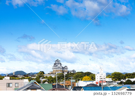 姫路市にあるJR播但線京口駅のプラットホームから見た姫路城 132698779