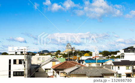 姫路市にあるJR播但線京口駅のプラットホームから見た姫路城 132698780