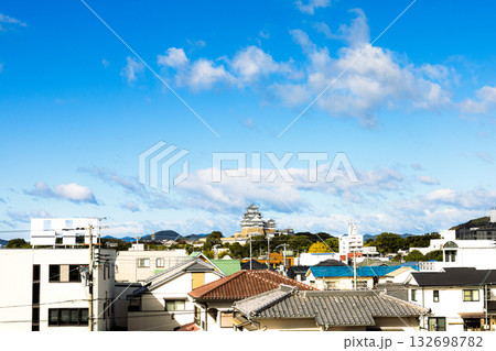 姫路市にあるJR播但線京口駅のプラットホームから見た姫路城 132698782