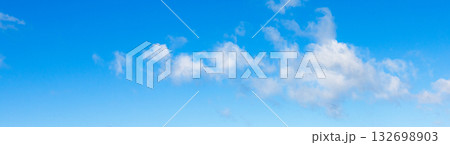 青空と雲のシンプルな風景 132698903
