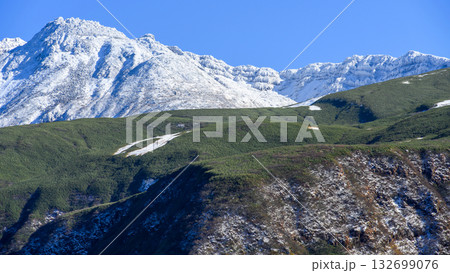 鉾立展望台から望む　冠雪した鳥海山の絶景　秋田県 132699076