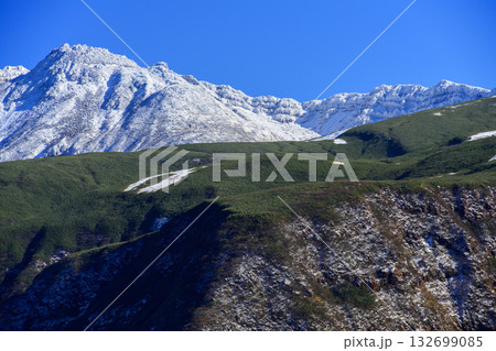 鉾立展望台から望む　冠雪した鳥海山の絶景　秋田県 132699085