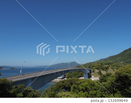 長島の旧砲台跡から眺望した上関大橋(山口県上関町) 132699649