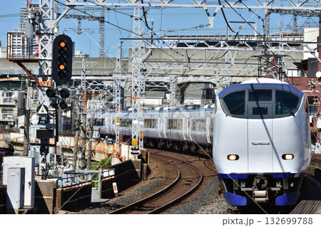 関西空港へ向かう関空特急はるか 132699788