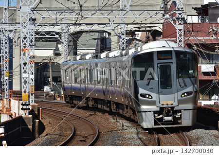 和歌山方面へ向かうJR阪和線 225系5100番台 132700030