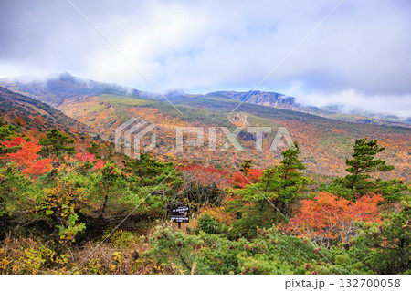 紅葉見頃な安達太良山 132700058