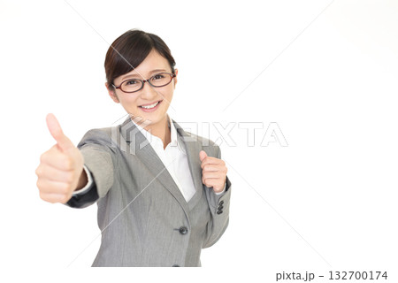 グッドサインのジェスチャーをする女性 132700174