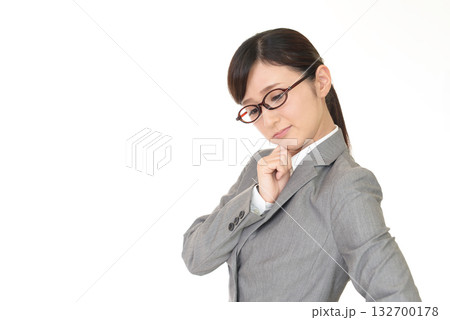 悩む女性 悩む女性 132700178