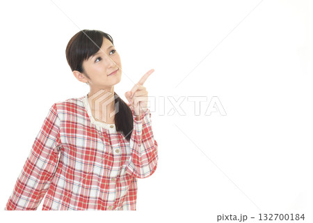 指さすパジャマ姿の女性 指さすパジャマ姿の女性 132700184