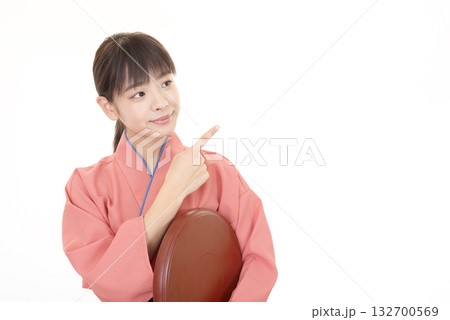 割烹着を着た笑顔の女性 132700569