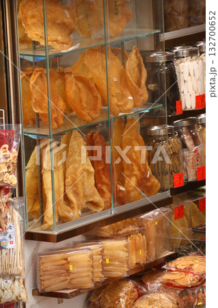 香港・徳輔道西の乾物店で売られる魚の浮袋。とても高価で「魚胆}と呼ばれる高価な中華食材 香港・徳輔道西の乾物店で売られる魚の浮袋。とても高価で「魚胆}と呼ばれる高価な中華食材 132700652