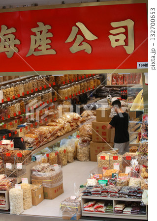 香港・徳輔道西の高級乾物店で売られる高級食材。何に使われるか分からない乾物も多い 132700653