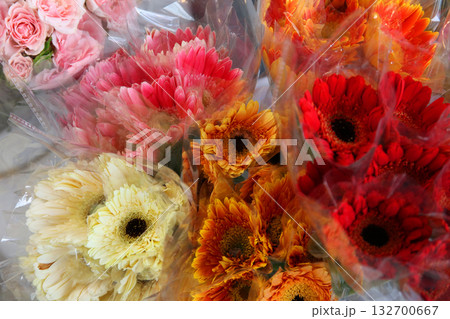 花屋さんの店頭に並ぶ色とりどりの花 132700667