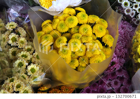 花屋さんの店頭に並ぶ色とりどりの花 132700671