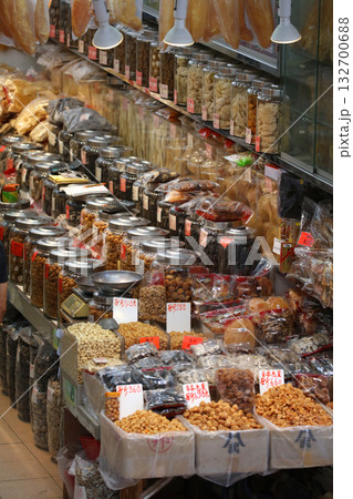 香港・徳輔道西の高級乾物店で売られる高級食材。何に使われるか分からない乾物も多い 132700688