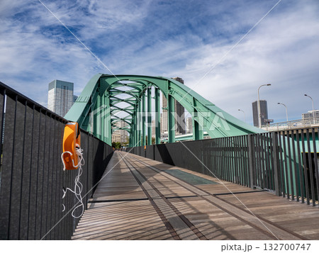 遊歩道化された旧晴海鉄道橋の廃線跡と残された当時のレール 遊歩道化された旧晴海鉄道橋の廃線跡と残された当時のレール 132700747