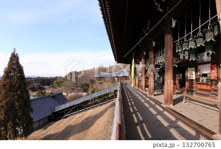 東大寺二月堂本堂の舞台から登廊と参籠所を見る 132700765