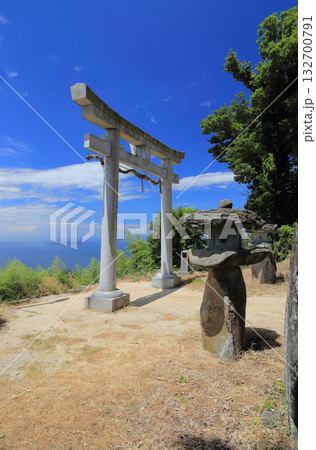 観音寺市の高屋神社本宮の天空の鳥居と伊吹島 観音寺市の高屋神社本宮の天空の鳥居と伊吹島 132700791