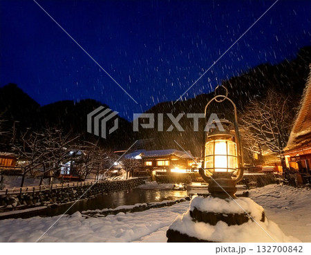 雪降る温泉街 雪降る温泉街 132700842