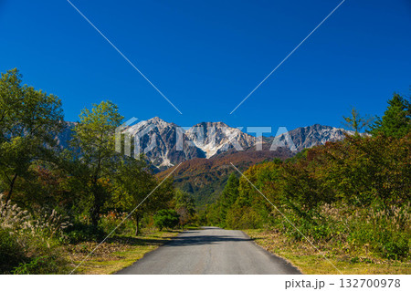 秋の白馬の山岳風景 132700978