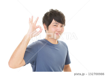 オッケーサインのジェスチャーをする男性 132700986