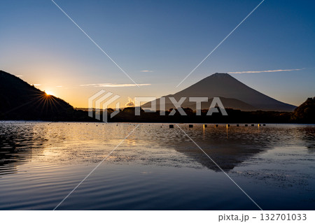 【山梨県】精進湖の日の出 富士山 【山梨県】精進湖の日の出 富士山 132701033