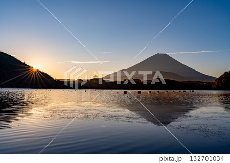 【山梨県】精進湖の日の出　富士山 132701034