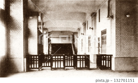 古写真　1925-1933年　東京　御徒町駅の改札口 132701151