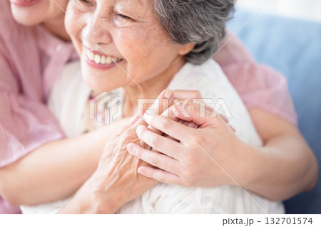 仲良しのおばあちゃんと孫 132701574