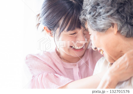 仲良しのおばあちゃんと孫 仲良しのおばあちゃんと孫 132701576
