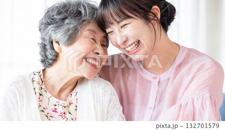 仲良しのおばあちゃんと孫 仲良しのおばあちゃんと孫 132701579