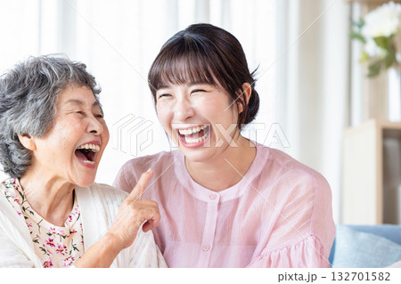 仲良しのおばあちゃんと孫 132701582