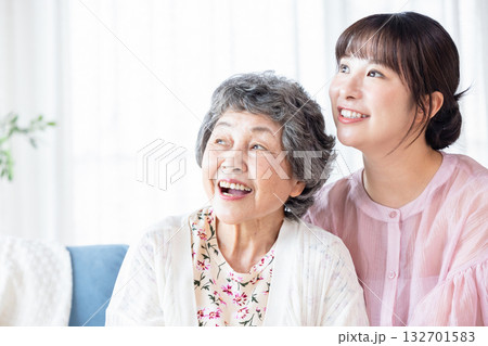 仲良しのおばあちゃんと孫 仲良しのおばあちゃんと孫 132701583