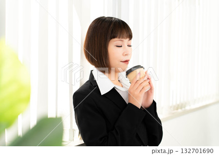 休憩する女性社員 休憩する女性社員 132701690