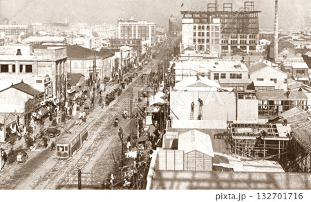 古写真　1923年　東京　関東大震災直後の銀座通り（中央通り）　銀座四丁目付近のパノラマ 132701716