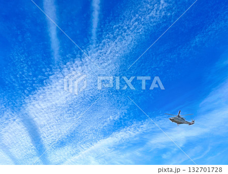 秋空とヘリコプター 秋空とヘリコプター 132701728
