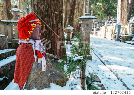 高野山奥の院の参道　冬のお化粧地蔵さんのいる風景 132702436