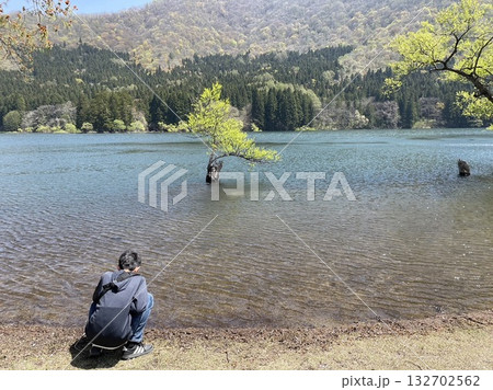 湖を眺める人 湖を眺める人 132702562