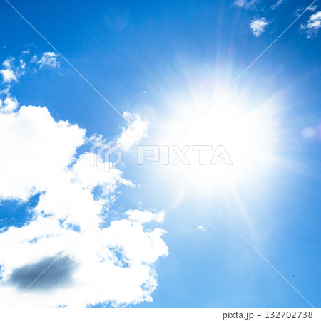 青空と雲と太陽のシンプルな風景 青空と雲と太陽のシンプルな風景 132702738