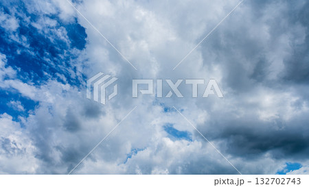 夏の青空に流れるたくさんの白い雲 夏の青空に流れるたくさんの白い雲 132702743