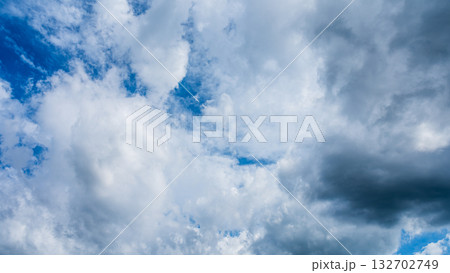 夏の青空に流れるたくさんの白い雲 夏の青空に流れるたくさんの白い雲 132702749